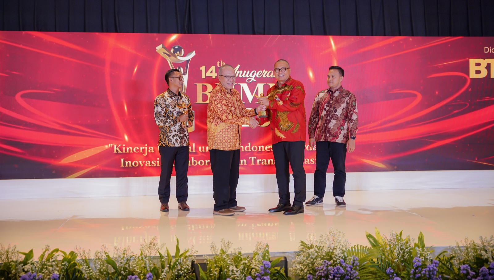 Direktur Utama SIER, Didik Prasetiyono (batik merah), menerima Penghargaan ESG dan Ekspansi Industri di Anugerah BUMN 2025. (Dok: Humas PT SIER)