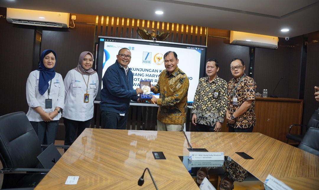 Direktur Utama PT SIER, Didik Prasetiyono, (jaket navy) menerima kunjungan kerja Ketua Kelompok Fraksi (Kapoksi) Komisi VII DPR RI sekaligus anggota Badan Legislasi DPR RI, H. Bambang Haryo Soekartono (BHS). (Insani/Jurnas.net)