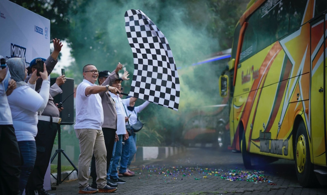 Direktur Utama PT SIER, Didik Prasetiyono, melepas mudik gratis. (Dok: Humas PT SIER)