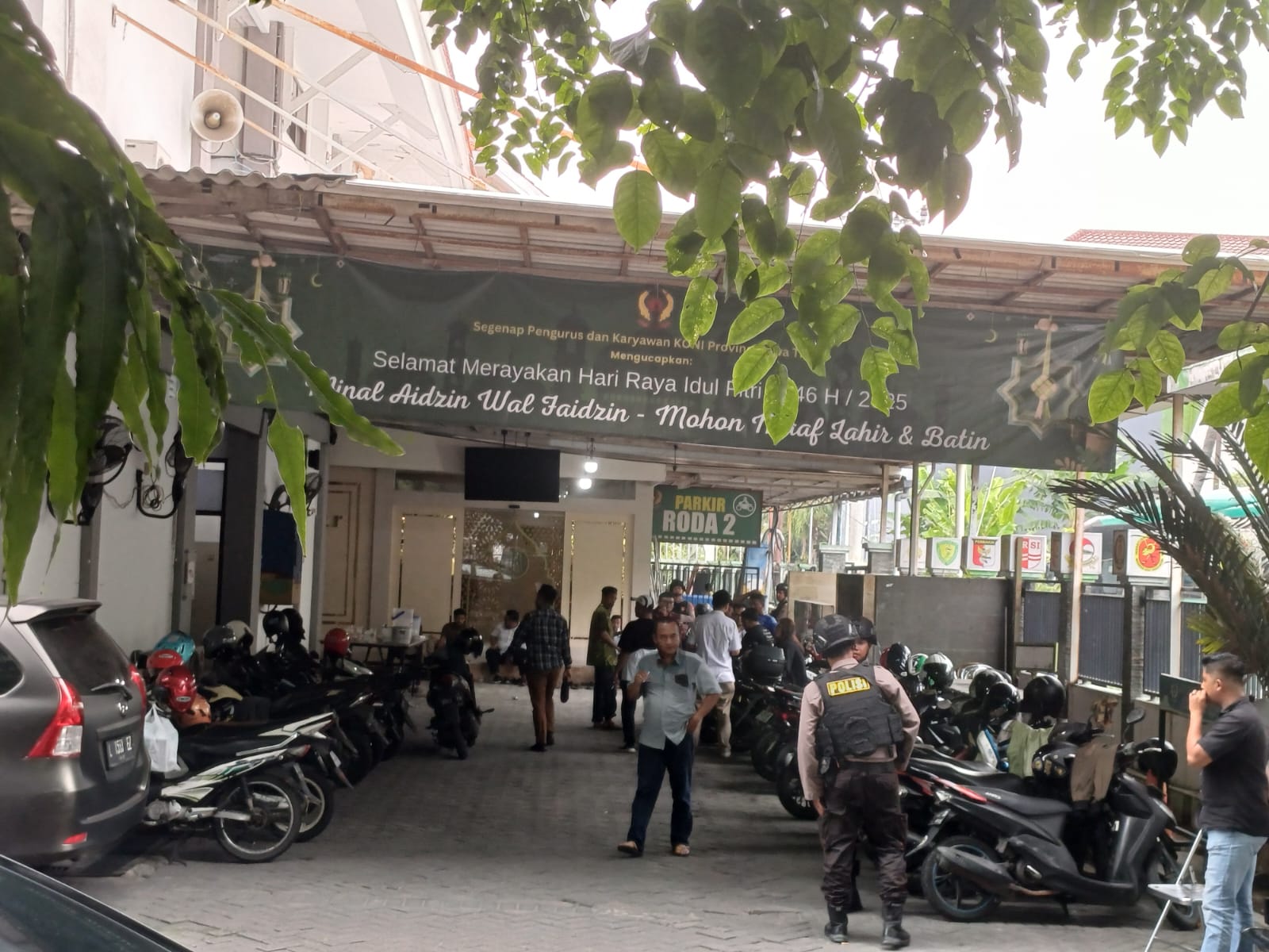 Personel kepolisian menjaga ketat area gedung KONI Jatim saat penggeledahan oleh KPK. (Insani/Jurnas.net)