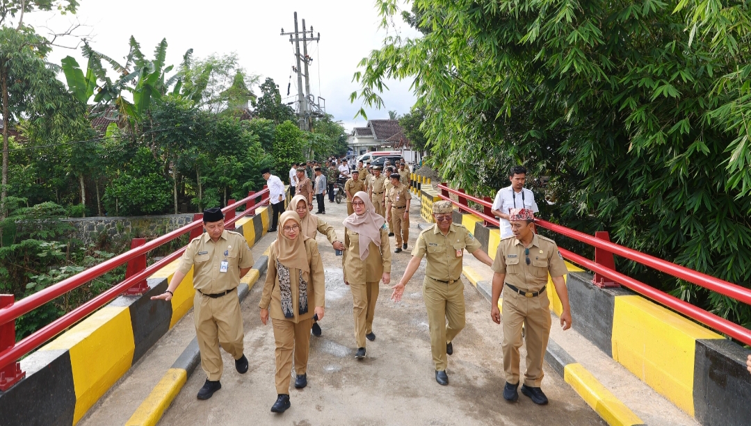 Bupati Banyuwangi, Ipuk Fiestiandani, saat meninjau jembatan penghubung Kecamatan Glenmore dan Tegalsari, Banyuwangi. (Dok: Humas Pemkab Banyuwangi)