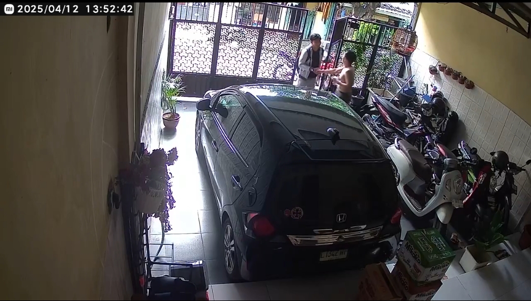 Momen seorang penghuni rumah di Surabaya hendak ditangkap polisi yang dianggap pengguna narkoba. (Tangkapan Layar CCTV)