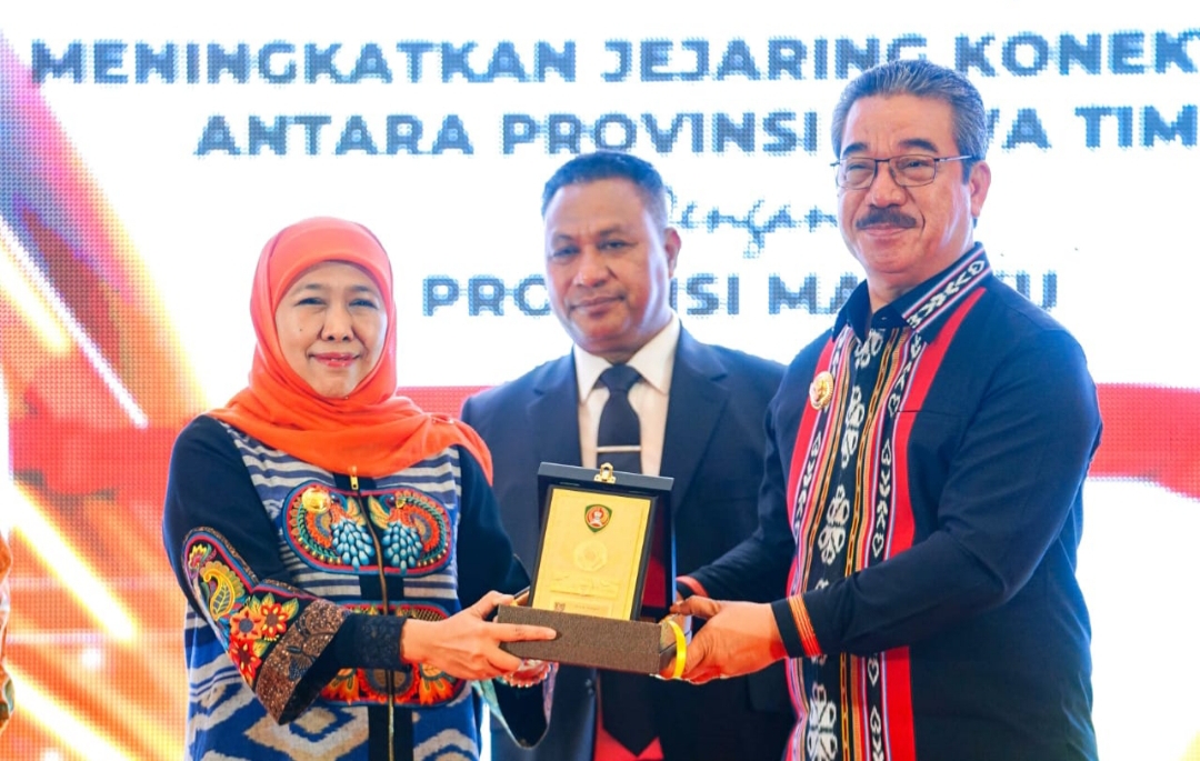 Gubernur Jati Khofifah Indar Parawansa. Gubernur Maluku Hendrik Lewerissa, dan Wagub Maluku Abdullah Vanath, saat menghadiri acara Misi Dagang dan Investasi yang digelar di The Natsepa Resort & Conference Center, Maluku Tengah. (Dok: Humas PT SIER)