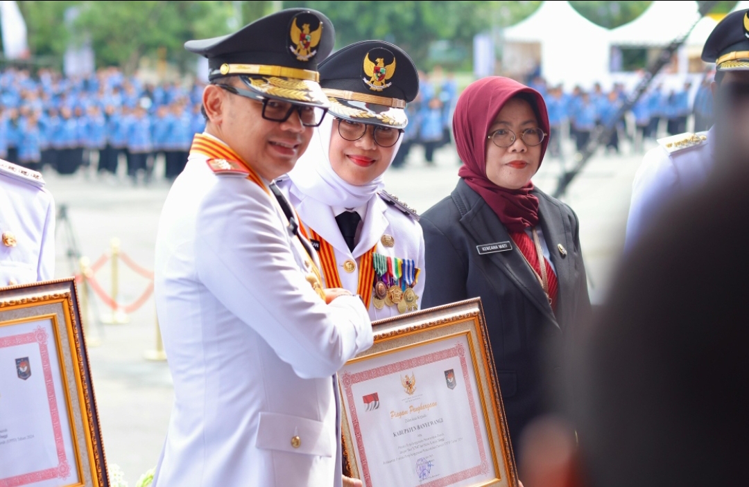 Bupati Banyuwangi, Ipuk Fiestiandani, dalam acara penyerahan hasil evaluasi LPPD di Balikpapan Sports and Convention Centre (BSCC), Kalimantan Timur. (Dok: Humas Pemkab Banyuwangi)