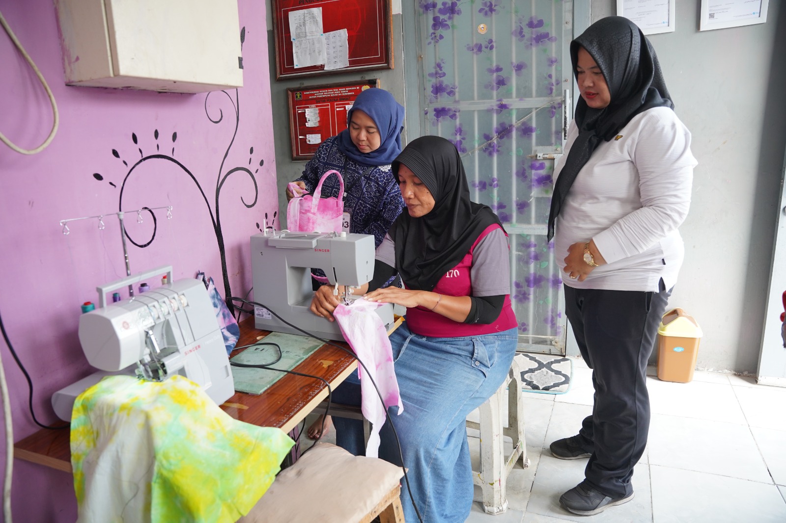 Tahanan perempuan tengah menjahit melalui CSR yang diberikan PT SIER. (Dok: Humas PT SIER)
