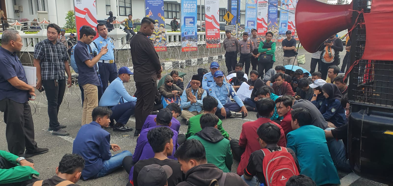 Puluhan mahasiswa yang tergabung dalam Aliansi Jatim Melawan menggelar aksi demonstrasi di DPRD Jatim. (Insani/Jurnas.net)