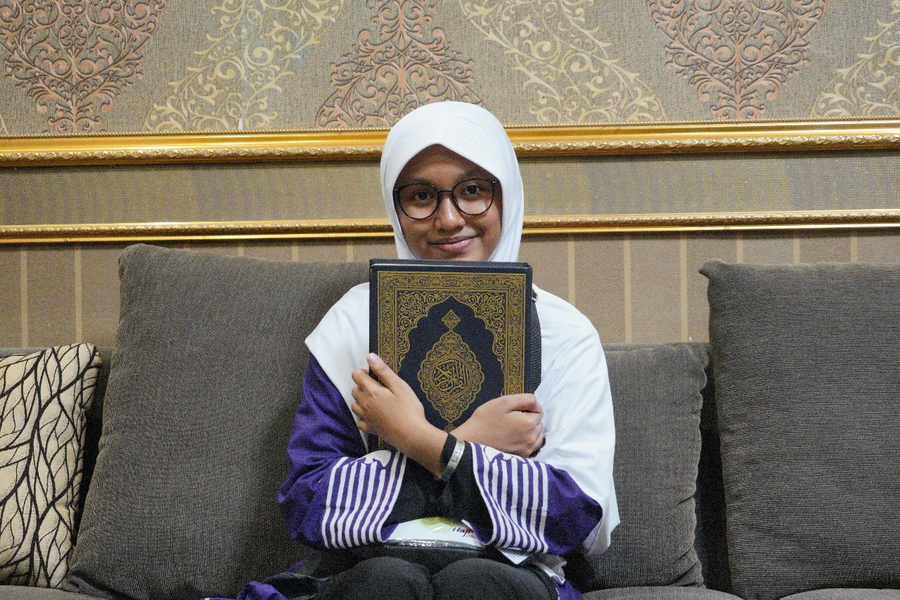 Zahra Aqila Rahmah, gadis asal Kabupaten Gresik, haji termuda Embarkasi Surabaya. (Insani/Jurnas.net)