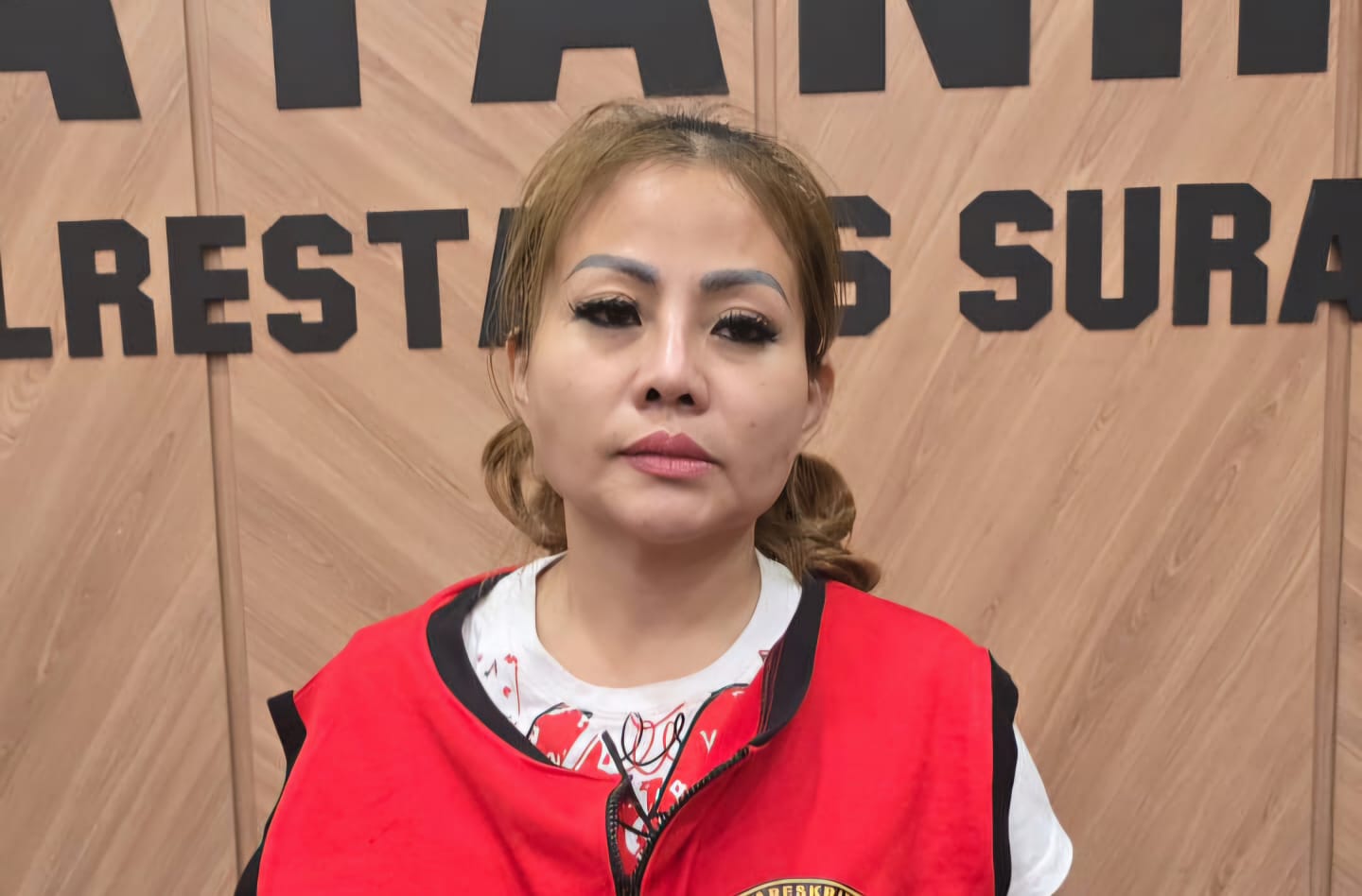 Bos CV Sentoso Seal, Jan Hwa Diana, mengenakan rompi tahanan. (Istimewa)