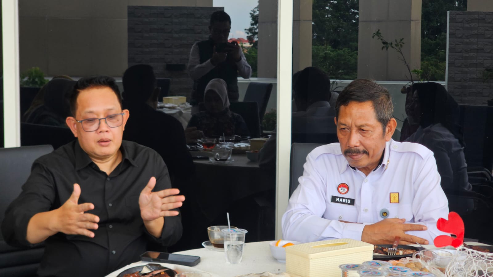 Kepala Kanwil Kemenkumham Jatim Haris Sukamto (baju putih) bersama Sekdaprov Jatim Adhy Karyono. (Dok: Humas Kemenkumham Jatim)