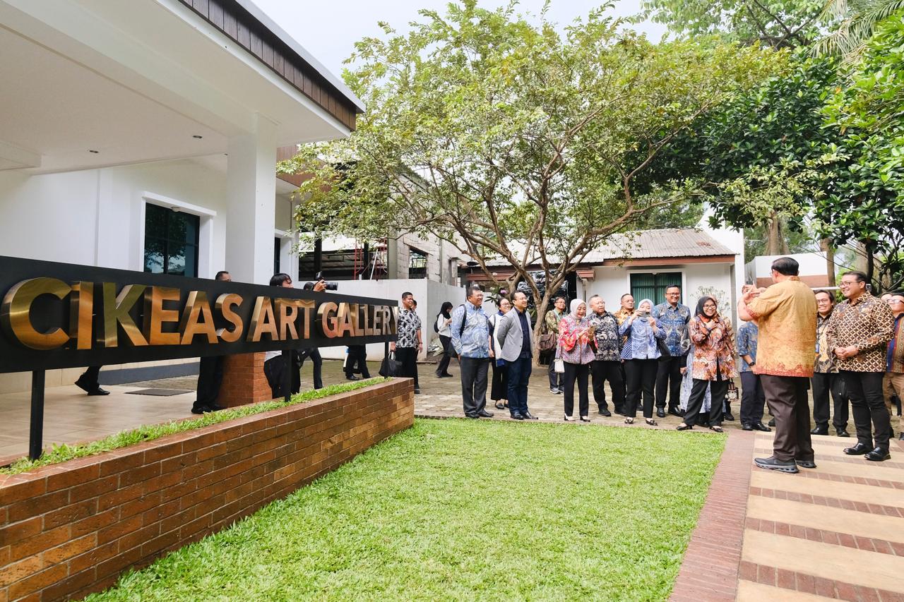 Presiden ke-6 Republik Indonesia, Susilo Bambang Yudhoyono (SBY), menyambut kunjungan Menteri Pariwisata dan Ekonomi Kreatif (Menparekraf), Teuku Riefky Harsya, di Cikeas Art Gallery, Puri Cikeas. (Istimewa)