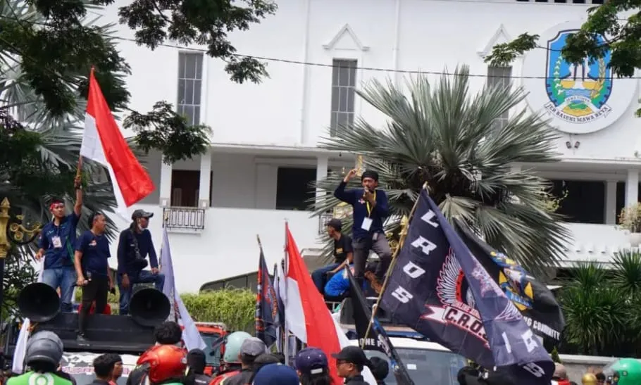 Ribuan Ojol Padati Kantor Gubernur Jatim Tuntut Regulasi Jelas