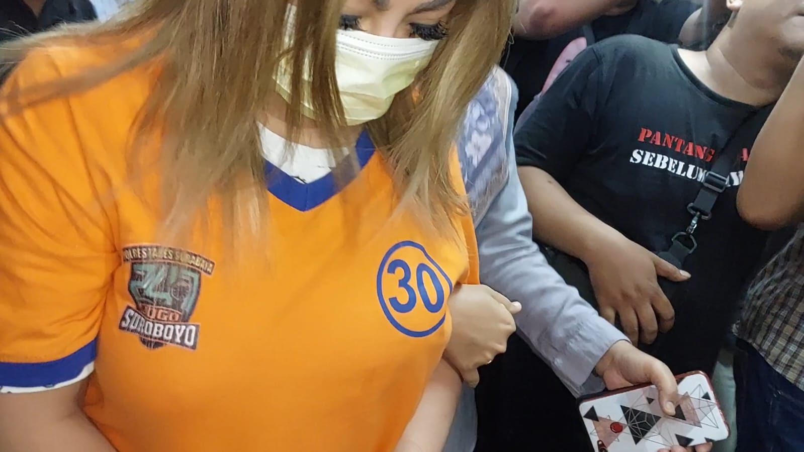 Bos CV Sentoso Seal, Jan Hwa Diana, digelandang petugas ke Mapolrestabes Surabaya. (Insani/Jurnas.net)