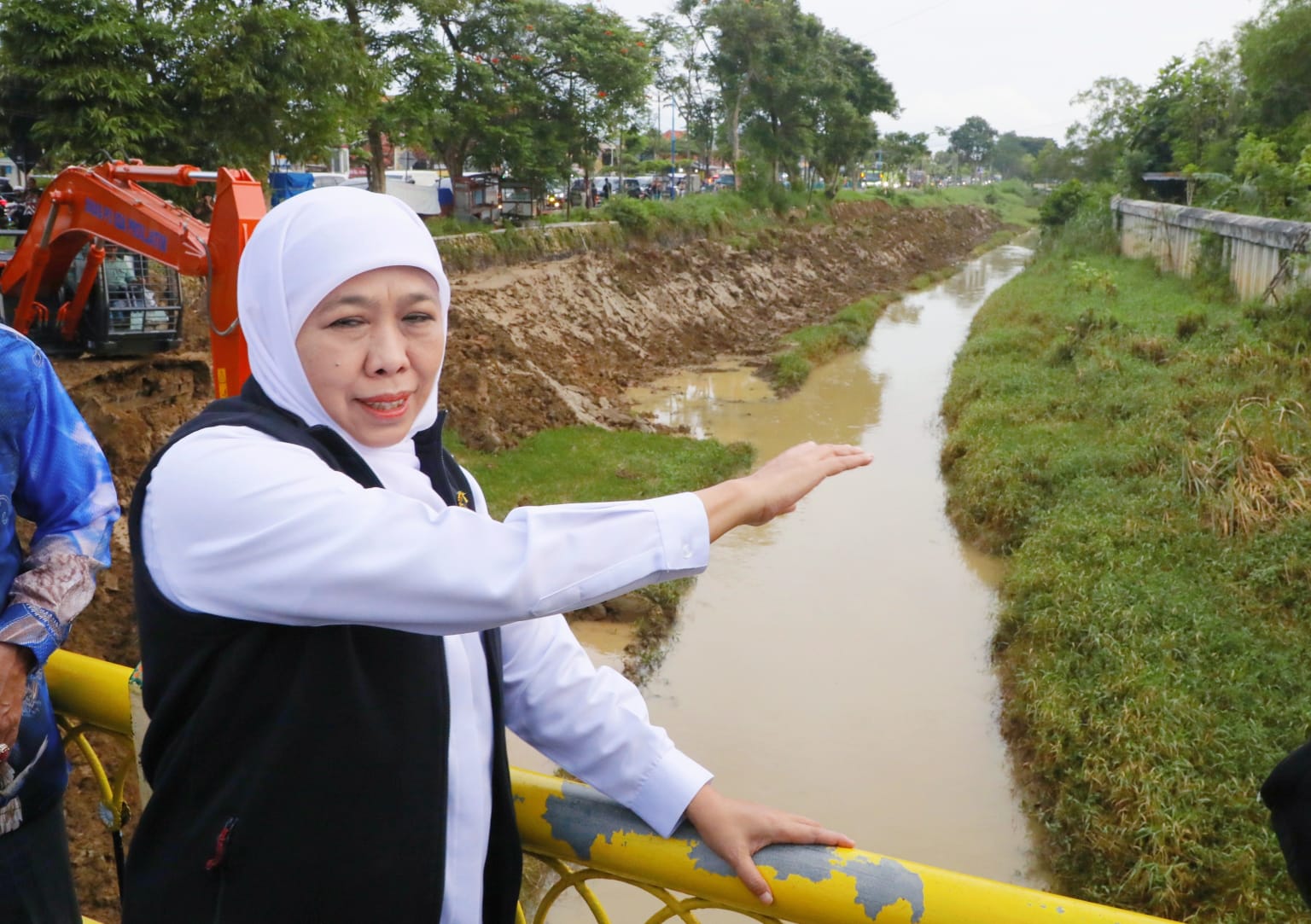 Gubernur Jatim Khofifah Indar Parawansa meninjau pengerukan untuk normalisasi Sungai Jombang di Pamekasan, Madura. (Dok: Humas Pemprov Jatim)