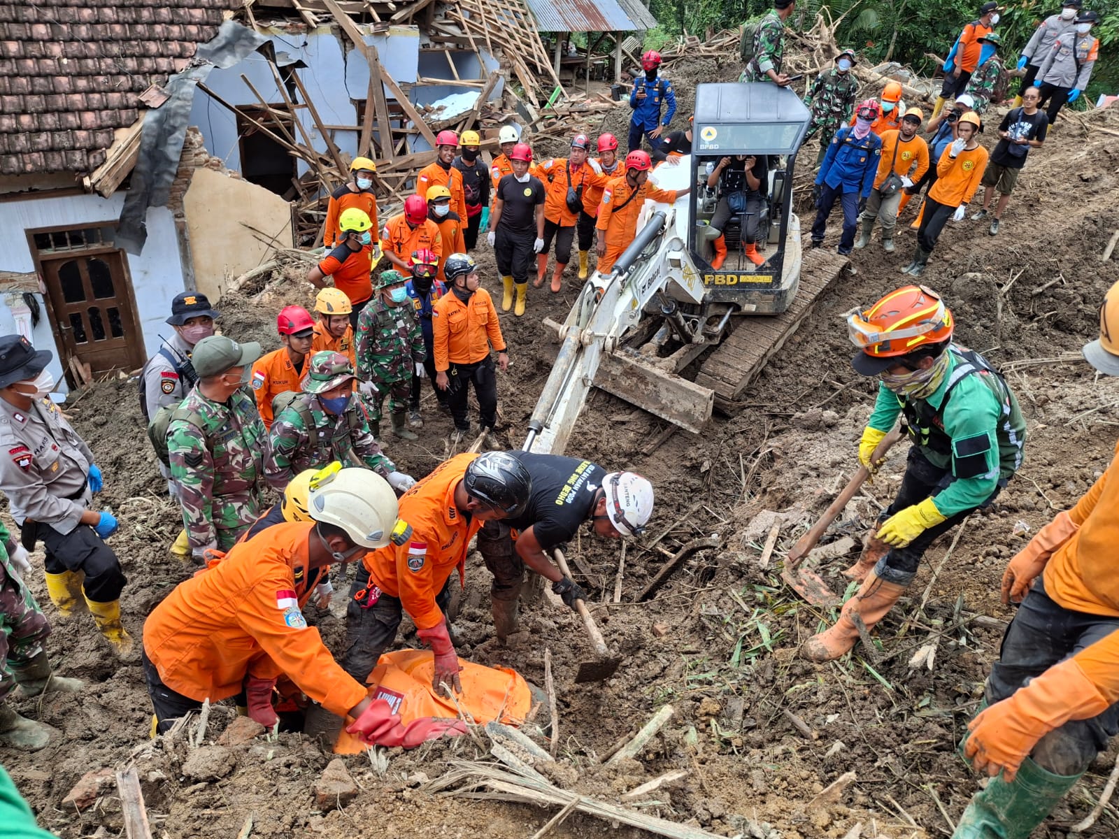 Tim gabungan mengevakuasi korban longsor di Kabupaten Trenggalek. (Dok: BPBD Jawa Timur)