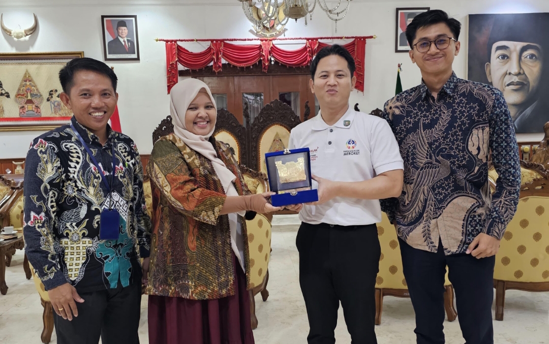 Pertemuan Manager PLN UP3 Ponorogo, Suzana Zein, dengan Bupati Trenggalek, Mochamad Nur Arifin. (Dok: Humas PLN UID Jatim)