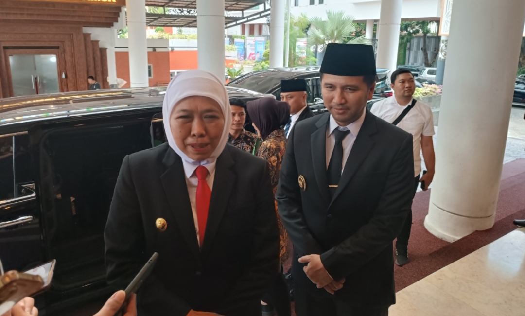 Gubernur Jatim Khofifah Indar Parawansa didampingi Wagub Jatim Emil Elestianto Dardak. (Insani/Jurnas.net)