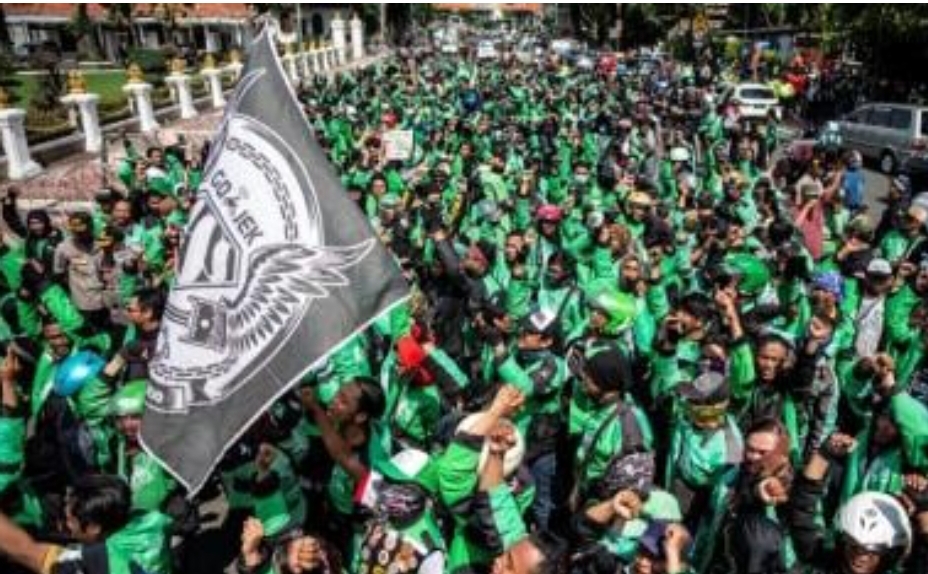 Ribuan driver ojol menggelar aksi demonstrasi di depan Gedung Negara Grahadi Surabaya. (Istimewa)