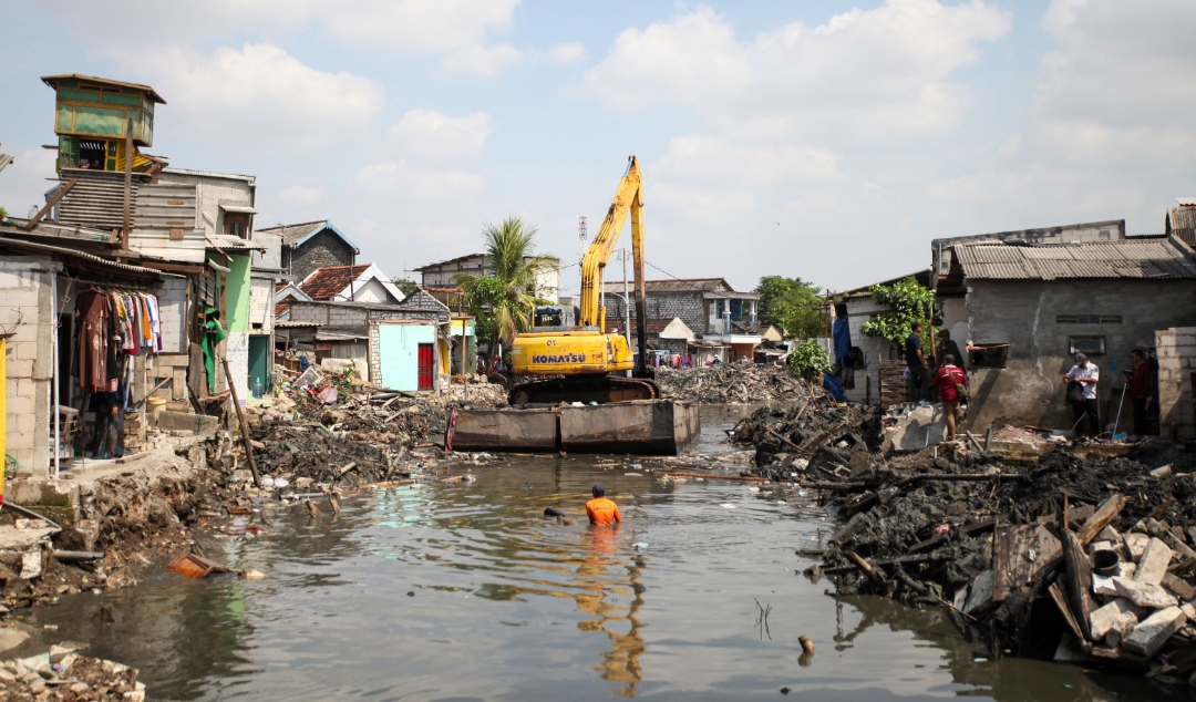 Petugas Pemkot Surabaya menertibkan bangunan liar di sepanjang bantaran Sungai Kalianak Surabaya. (Dok: Humas Pemkot Surabaya)