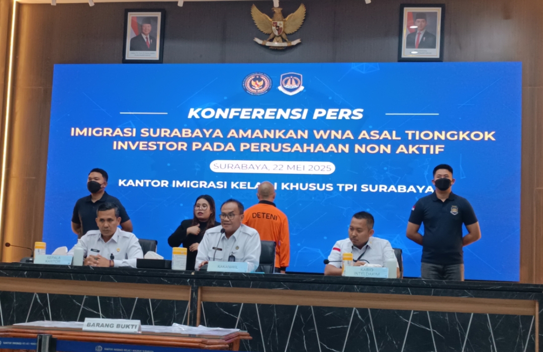 Imigrasi Kelas I Khusus TPI Surabaya merilis kasus investasi fiktif oleh WNA Asal Tiongkok. (Insani/Jurnas.net)