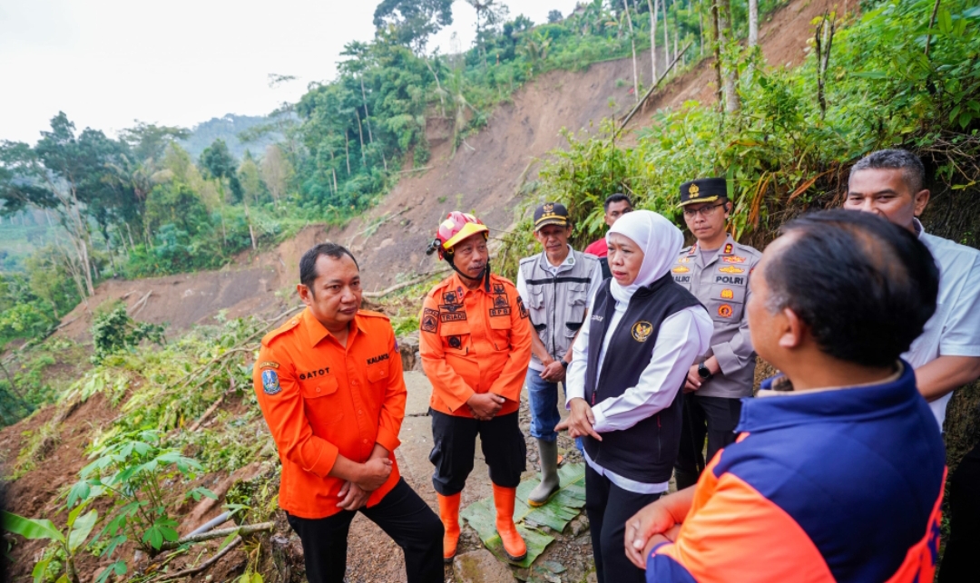 Gubernur Jawa Timur Khofifah Indar Parawansa meninjau lokasi longsor di Dusun Kebonagung, Desa Depok, Kecamatan Bendungan, Kabupaten Trenggalek. (Dok: Humas Pemprov Jatim)