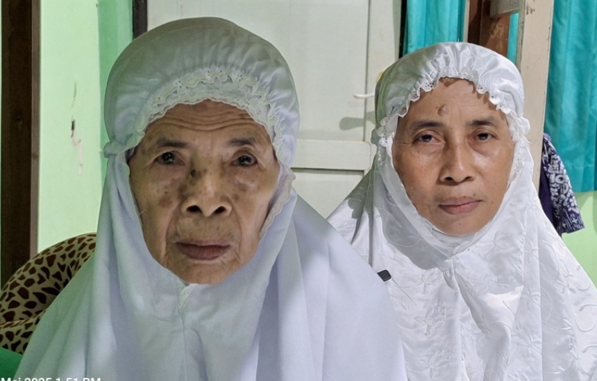 Siti Maimunah, 89, ditemani putri sulungnya, Mariyati, 57, pergi ke Tanah Suci. (Dok: Humas PPIH Embarkasi Surabaya)