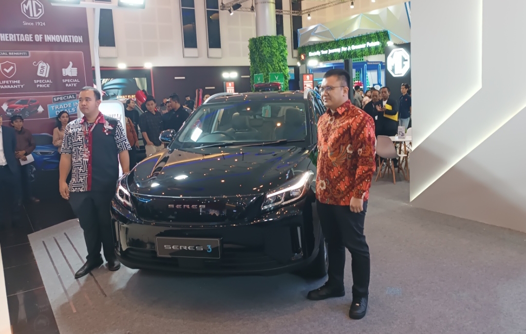 Peluncuran mobil Series 3 di Grand City Surabaya. (Insani/Jurnas.net)