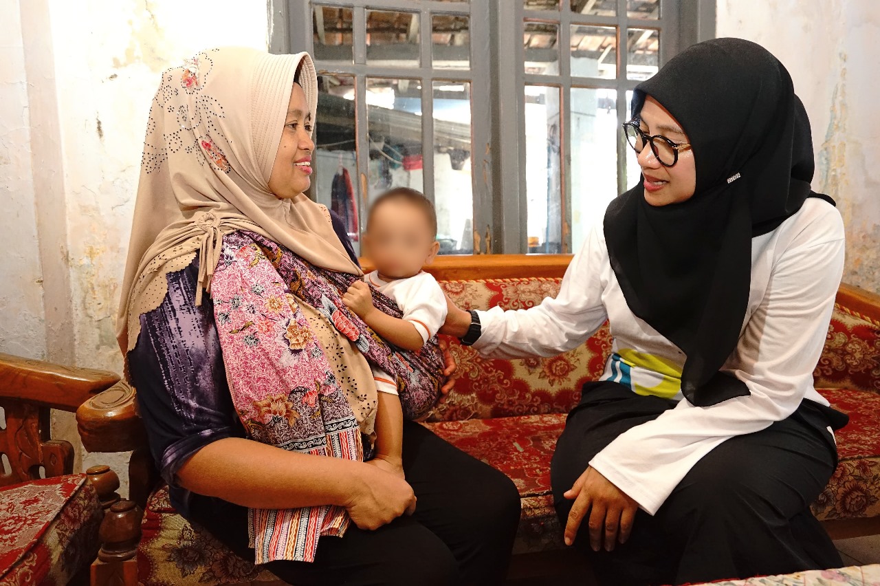 Bupati Banyuwangi, Ipuk Fiestiandani, saat memantau kasus stunting. (Dok: Humas Pemkab Banyuwangi)