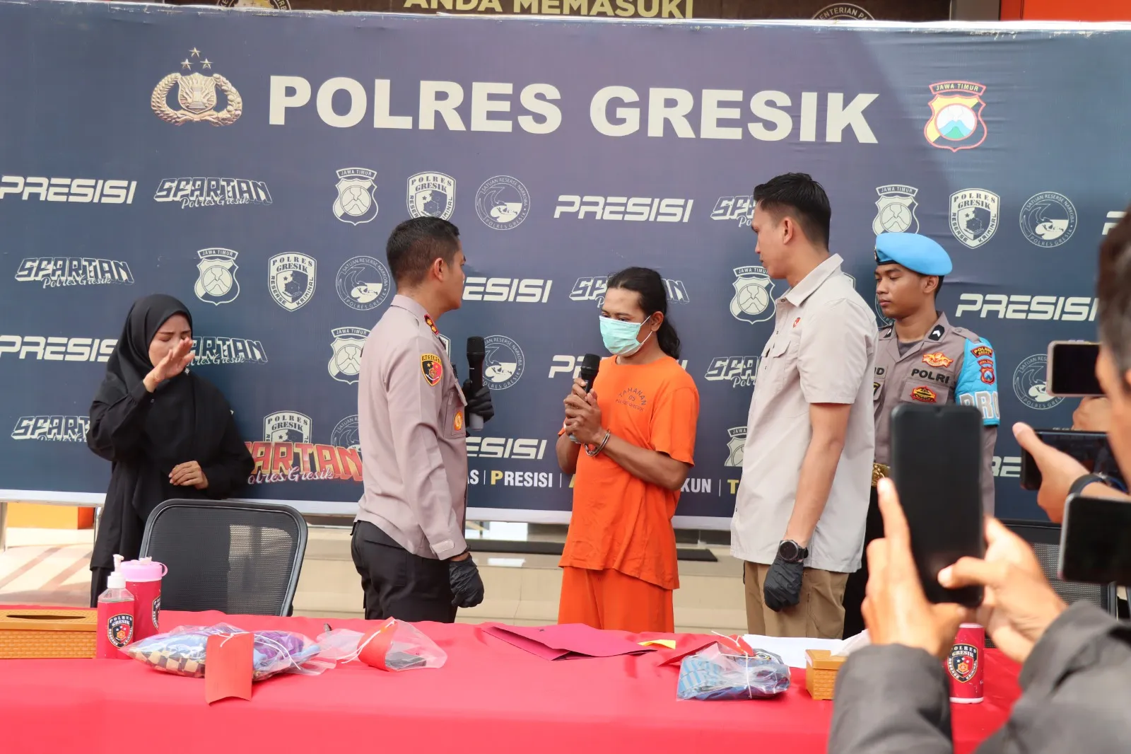 Baca juga : Ditinggal Ibunya Hadiri Wisuda, Gadis Gresik Diperkosa Ayah Tiri Tiga Kali dalam Tiga Jam