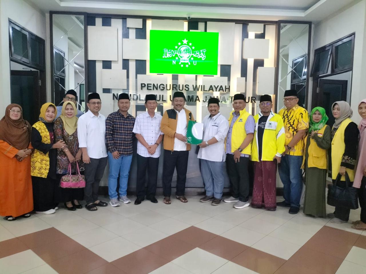 Ketua DPD Partai Golkar Jawa Timur, Ali Mufthi, bersama rombongan menyerahkan hewan kurban simbolis untuk PW Nahdlatul Ulama (NU) Jatim. (Dok: Golkar Jatim)