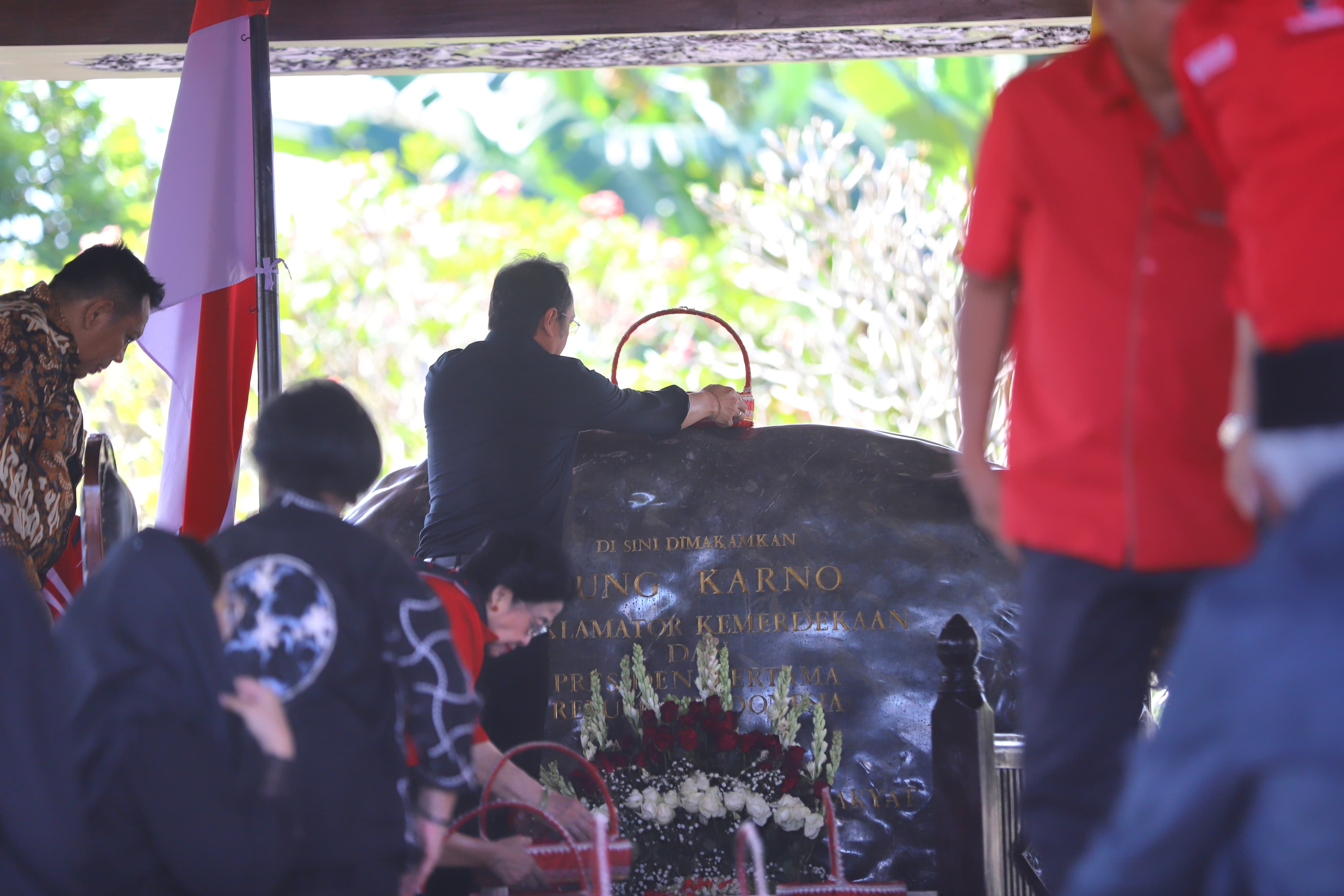 Ketua Umum PDI Perjuangan Megawati Soekarnoputri melakukan ziarah khidmat ke makam sang ayahanda, Presiden pertama RI Ir. Soekarno, di Kota Blitar. (Istimewa)