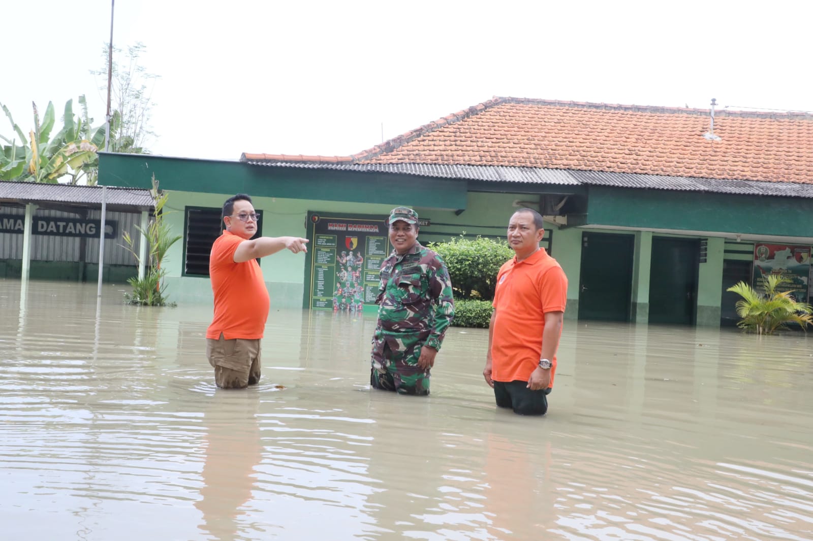 Sekdaprov Jatim Adhy Karyono, didampingi Kalaksa BPBD Jatim Gatot Soebroto, saat meninjau banjir di wilayah Gresik. (Dok: Humas Pemprov Jatim)