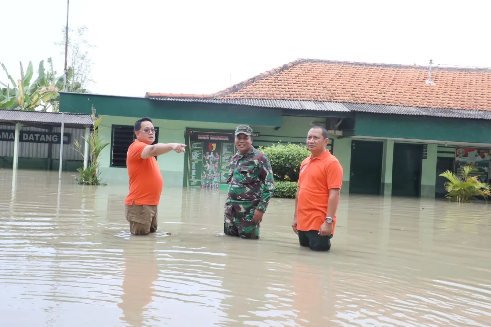 Pemprov Jatim Siapkan Parapet dan Tanggul Semi Permanen Atasi Luapan Kali Lamong