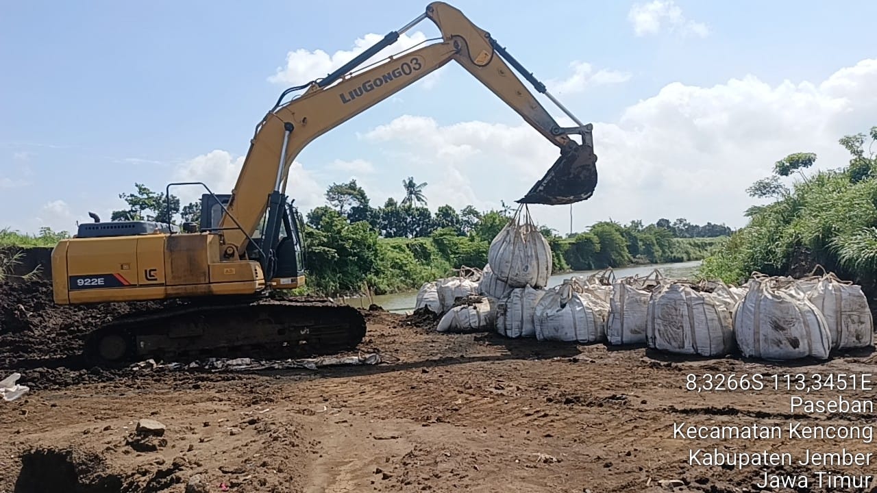 Pembangunan Spillway Sungai Tanggul untuk atasi kekeringan ribuan hektare sawah di Kabupaten Jember. (Dok: Humas Pemprov Jatim)