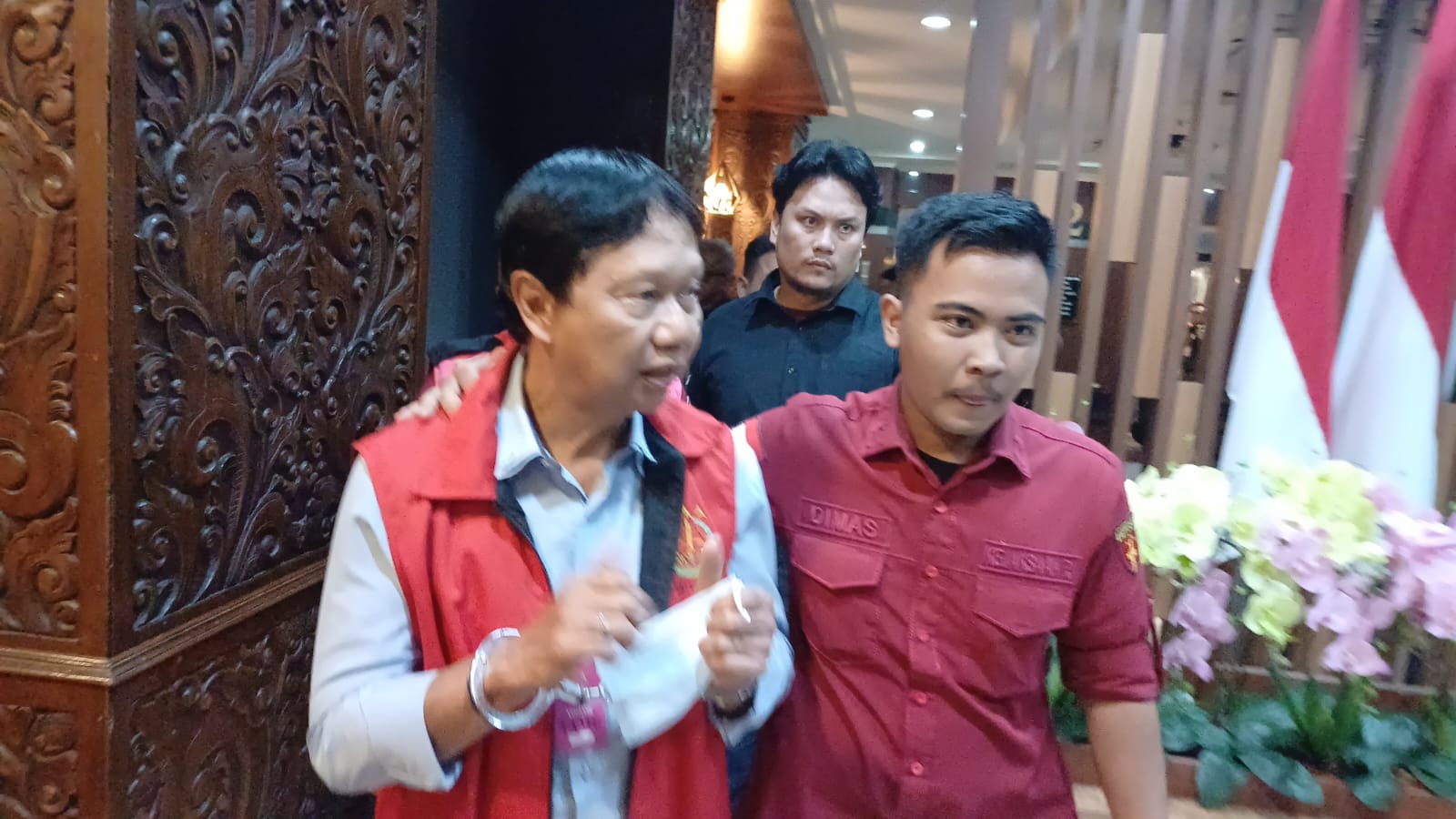 Petugas Kejati Jatim tahan Eks Direktur Polinema dan rekan terkait proyek tanah kampus. (Insani/Jurnas.net)