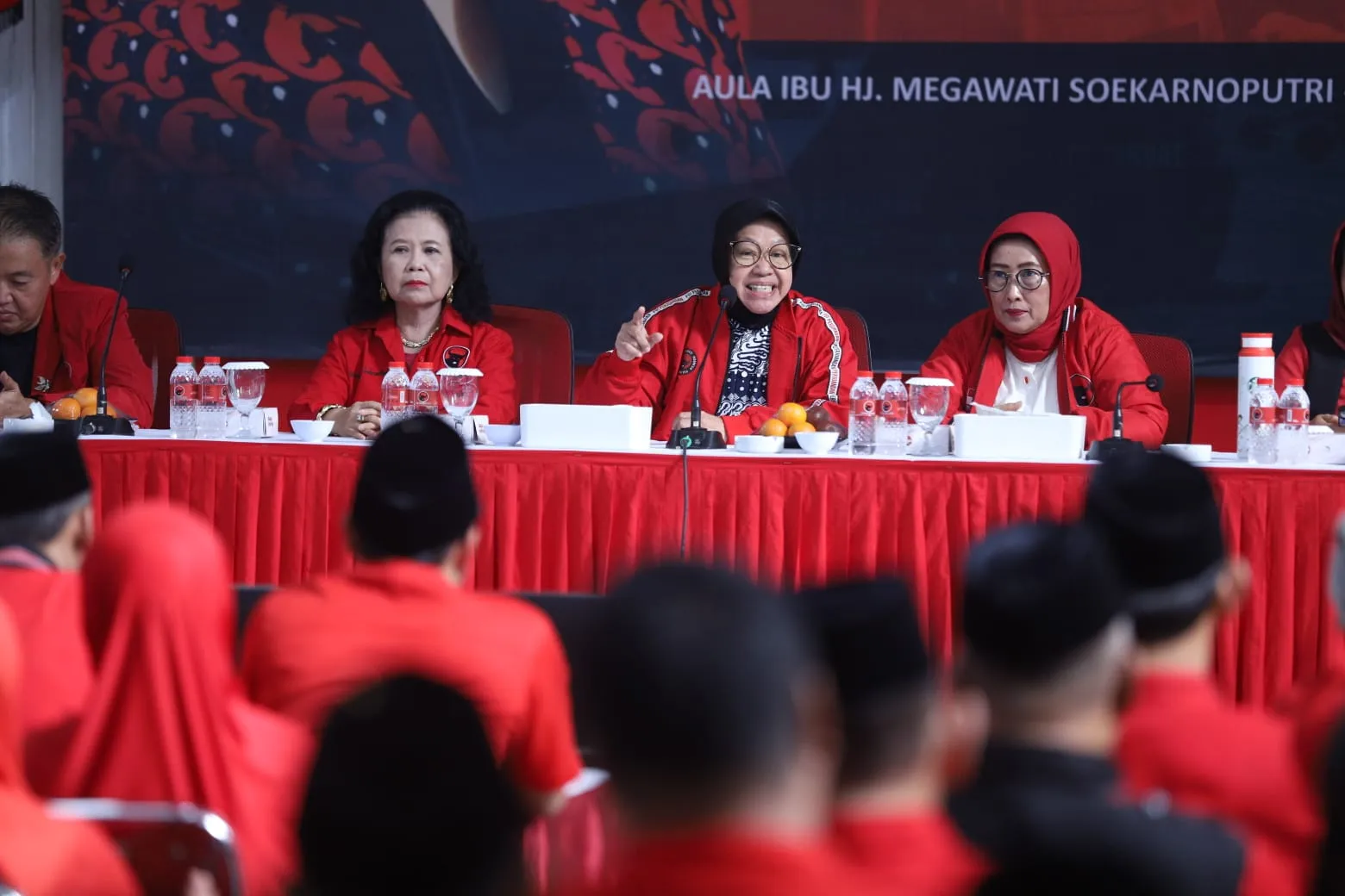 Fenomena Ikan Laut Naik ke Darat: Risma Gerakkan Baguna PDIP Jatim Waspadai Tsunami 