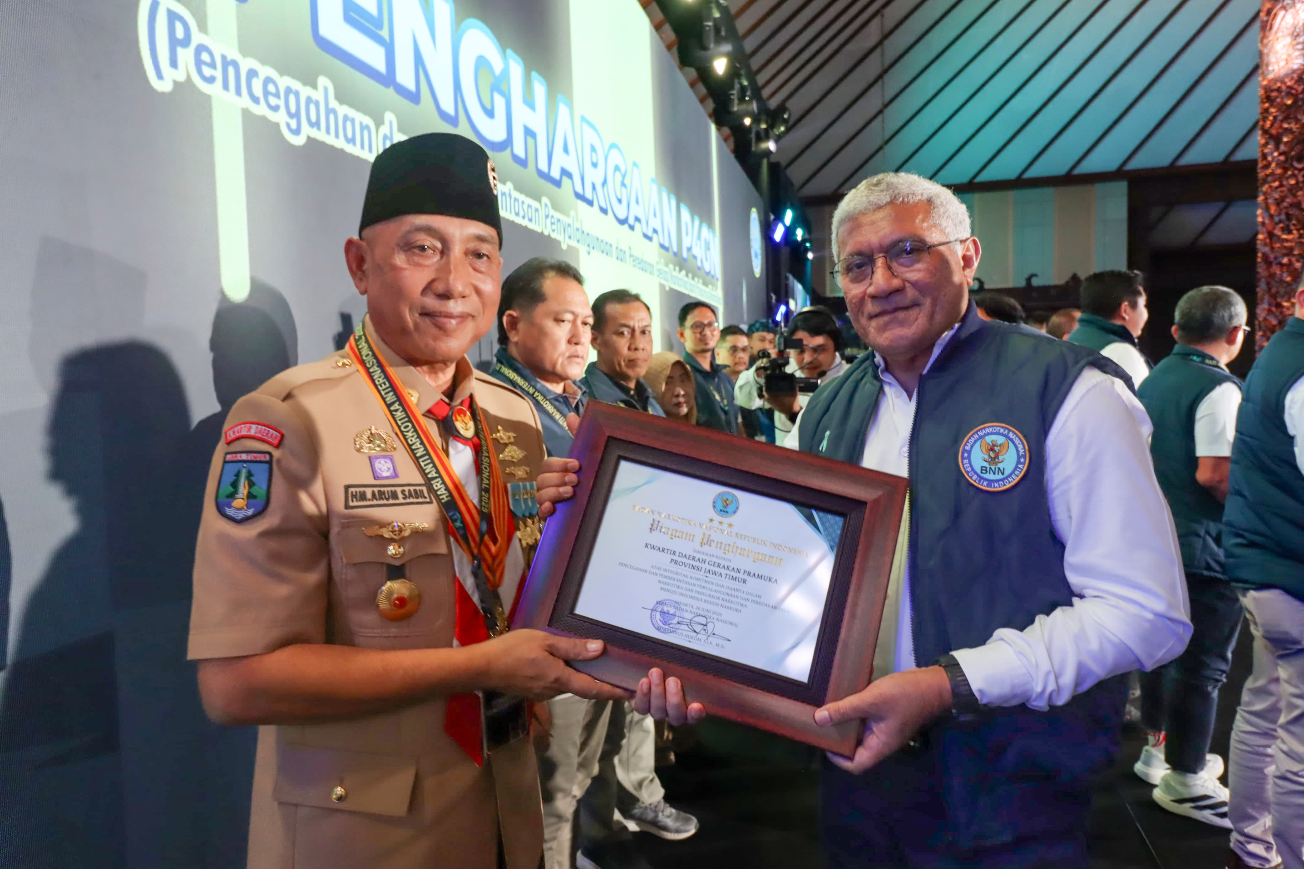 Ketua Kwartir Daerah (Kwarda) Gerakan Pramuka Jawa Timur, Kak H. M. Arum Sabil, menerima penghargaan dari BNN. (Istimewa)