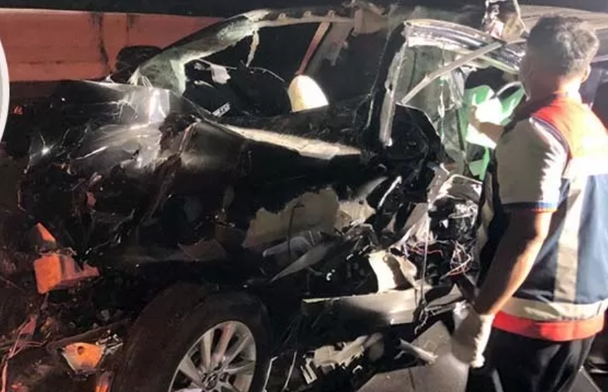 Mobil Toyota Innova Zenix N 1086 EL yang dinaiki Ketua PCNU Pamekasan Madura bersama istri tampak ringsek. (Istimewa)