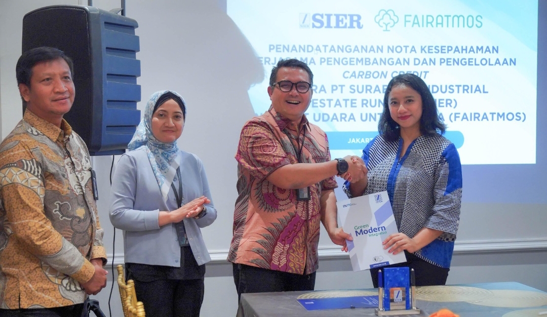 Direktur Utama (Dirut) PT SIER Didik Prasetiyono dan CEO dan Founder Natalia Rialucky Marsudi kerjasama kolaborasi kembangkan proyek karbon. (Dok: Humas PT SIER)