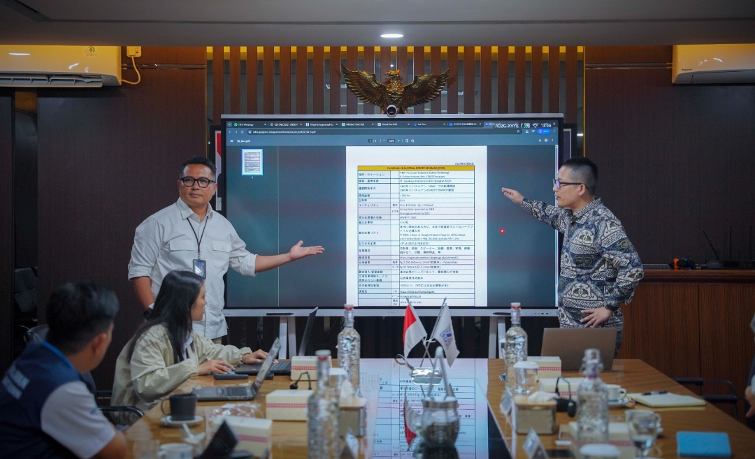 Direktur Utama PT SIER, Didik Prasetiyono, pemaparan di hadapan Delegasi JETRO yang dipimpin oleh Vice President Director Takada Nao. (Humas PT SIER)