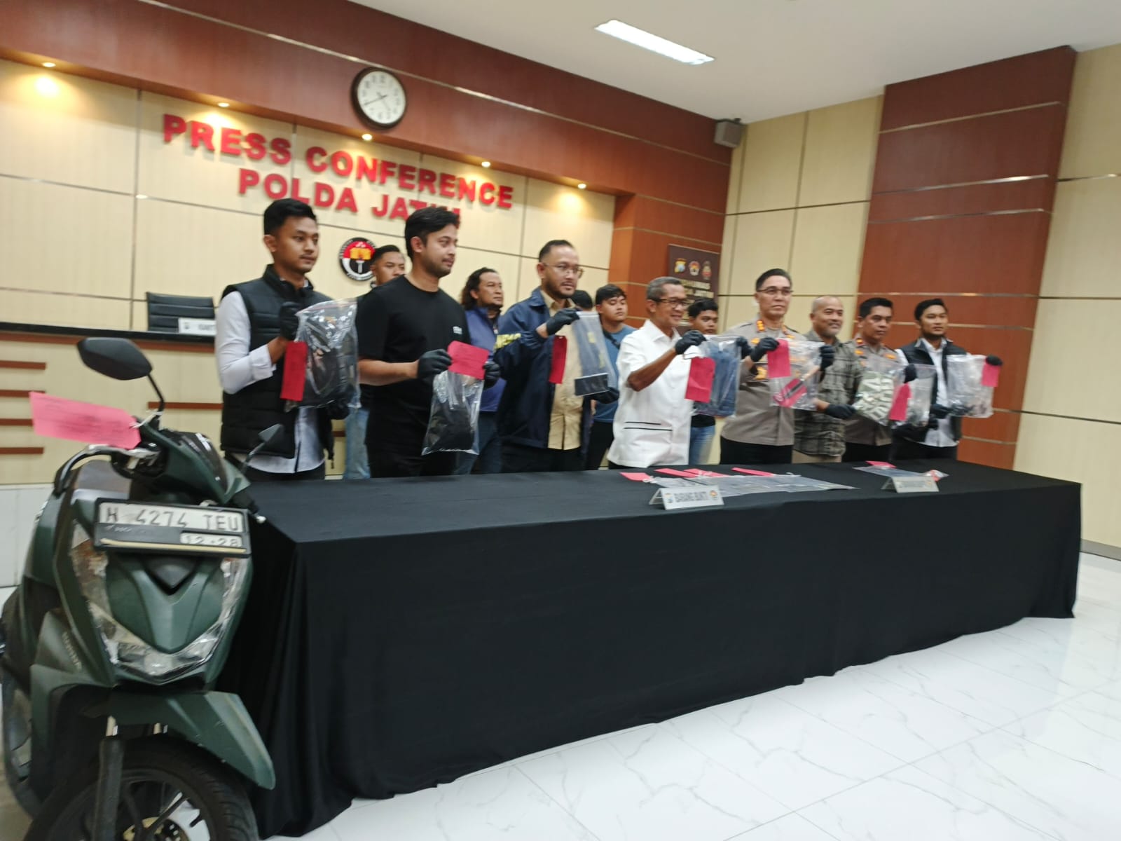 Polda Jatim merilis kasus pembunuhan keponakan terhadap tante di Pasuruan. (Foto: Insani/Jurnas.net)