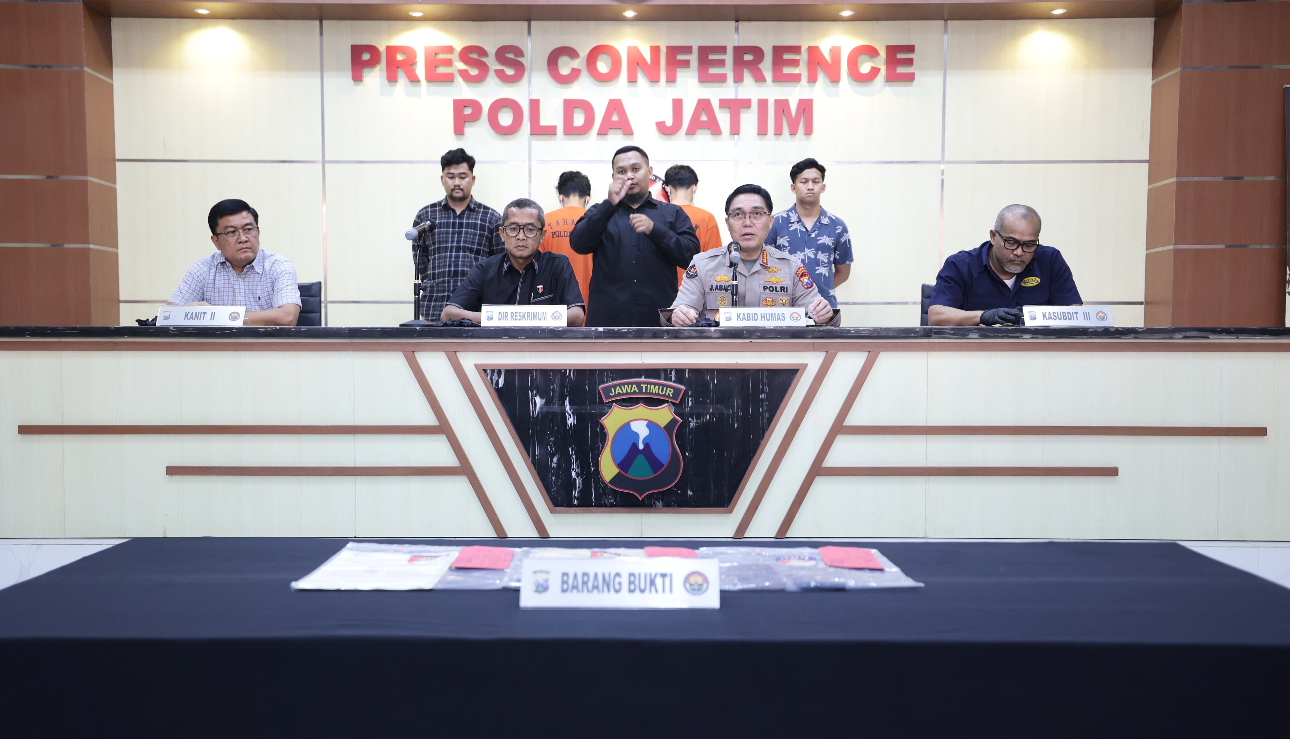 Polda Jatim merilis kasus pemerasan Kadindik Jatim oleh mahasiswa di Surabaya. (Insani/Jurnas.net)
