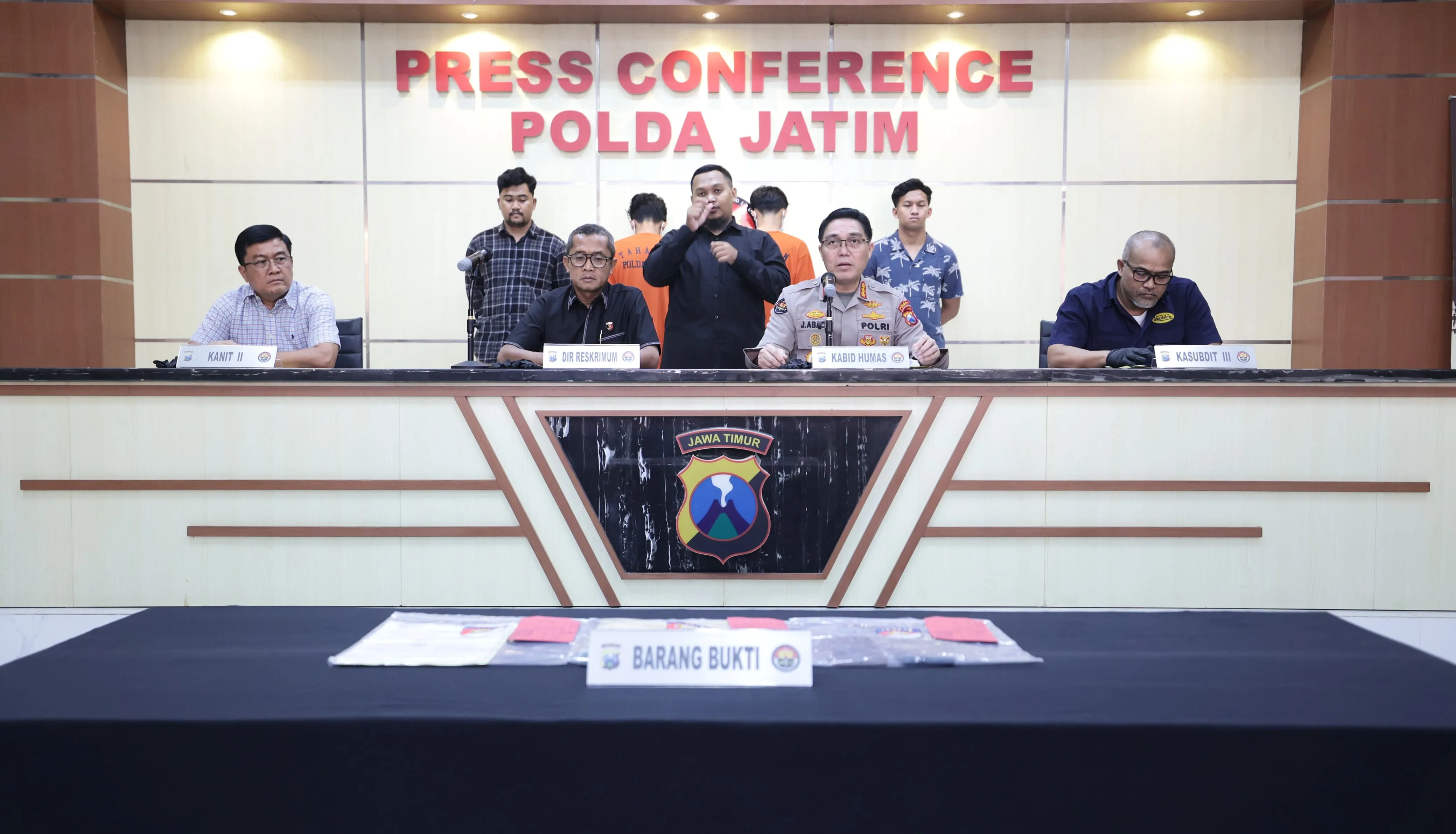 Baca juga : Polda Tangkap Dua Mahasiswa Pemeras Kadindik Jatim: Modus Ancam Demo Soal Kasus Perselingkuhan