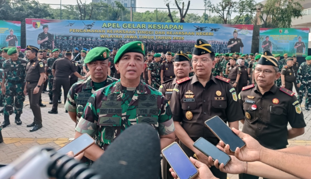 Pangdam V Brawijaya, Mayjen TNI Rudy Saladin dan Kepala Kejati Jatim Kuntadi, usai apel bersama seluruh unsur TNI dan Kejaksaan di Jawa Timur. (Insani/Jurnas.net)