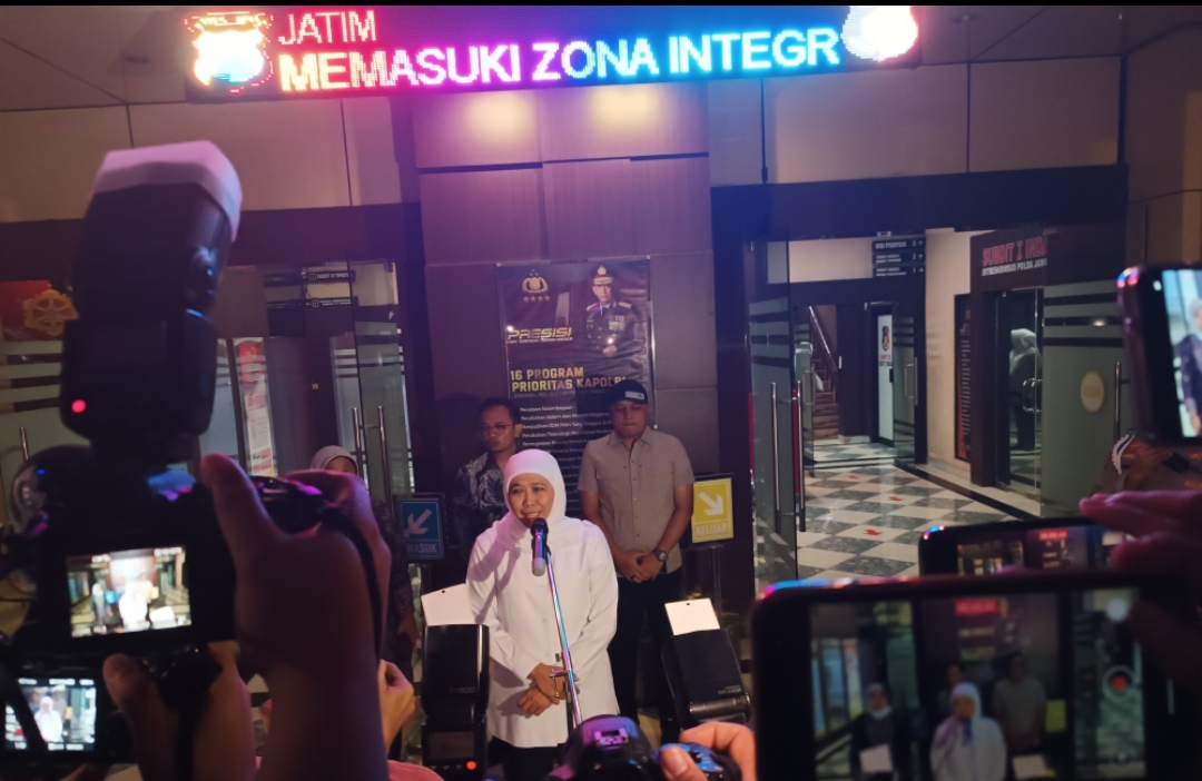 Gubernur Jatim Khofifah Indar Parawansa usai diperiksa KPK di Ditreskrimsus Polda Jatim. (Insani/Jurnas.net)