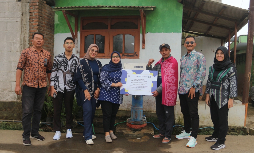 PT SIER wujudkan bantuan pipanisasi bagi warga Tosari. (Humas PT SIER)