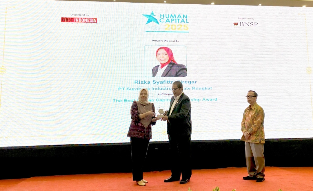 Plt Dirut PT SIER, Rizka Syafittri Siregar, menerima penghargaan di ajang Human Capital on Resilience Excellence Award (HCREA) 2025. (Humas PT SIER)