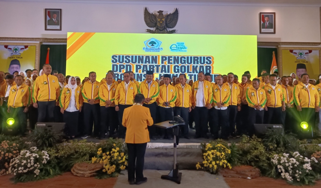 Sekjen DPP Partai Golkar, Muhammad Sarmuji, resmi melantik pengurus DPD Partai Golkar Jawa Timur periode 2025-2030. (Insani/Jurnas.net)