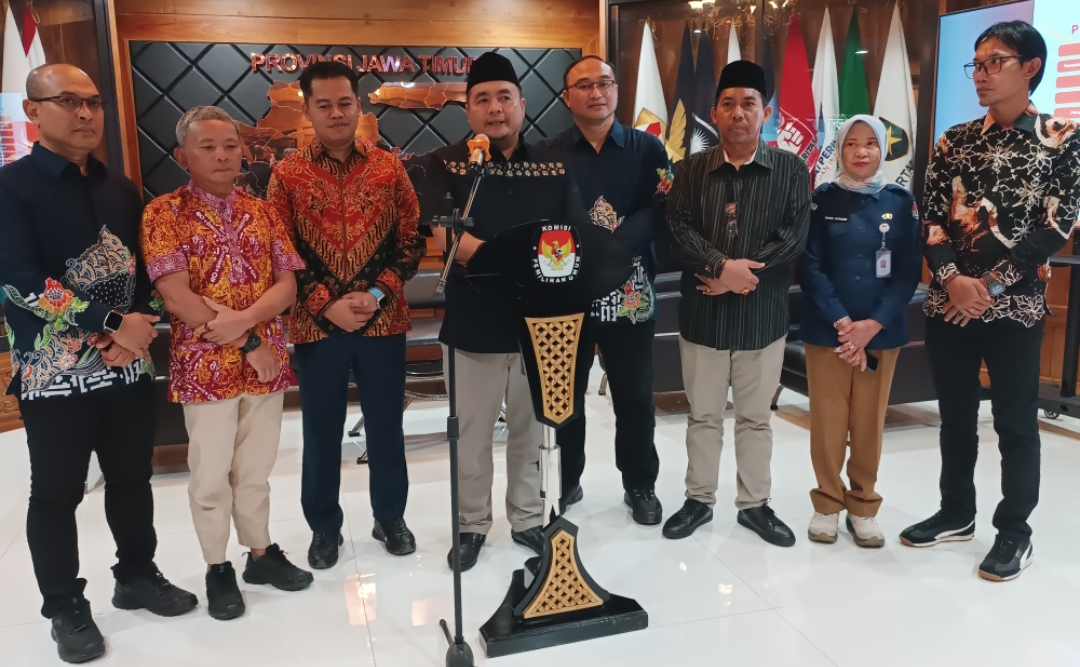 Ketua KPU RI, Mochammad Afifuddin, usai meresmikan Ruang Podcast KPU Jawa Timur. (Insani/Jurnas.net)