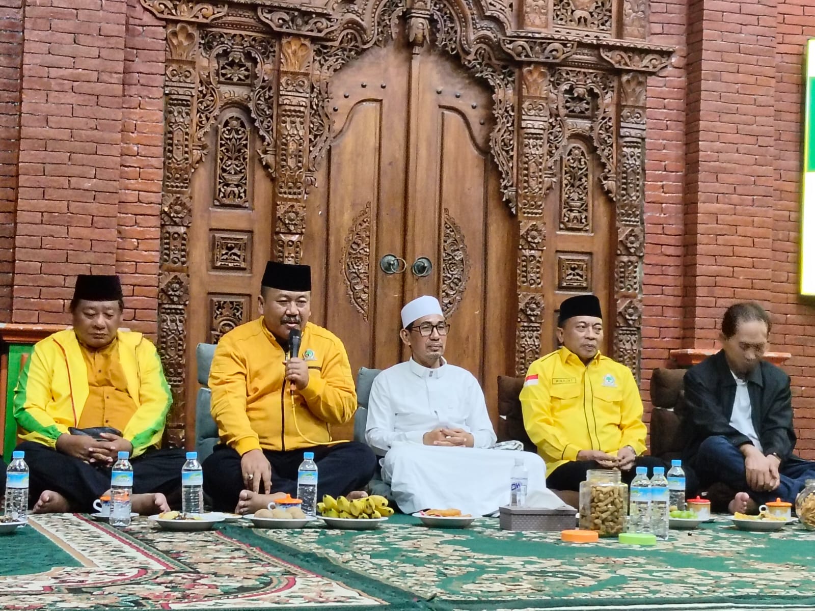 Ketua DPD Partai Golkar Jawa Timur, Ali Mufthi, bersama jajaran pengurus silaturahmi ke Pondok Pesantren Nurul Islam, Kecamatan Pungging, Mojokerto, yang diasuh oleh K.H. Ahmad Siddiq. (Insani/Jurnas.net)