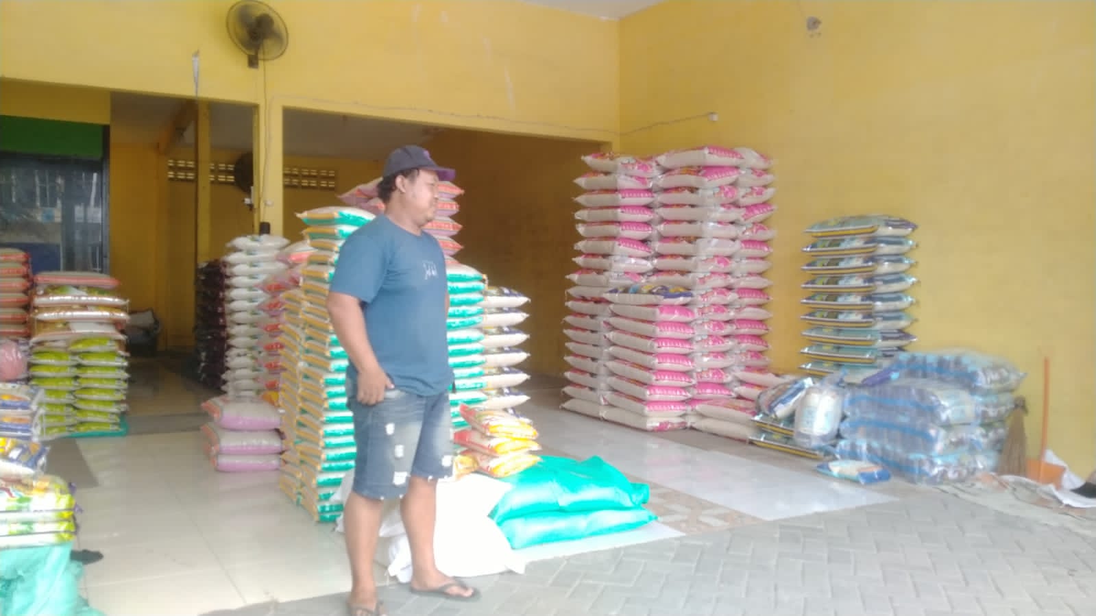 Salah satu pedagang beras di Bangkingan, Kecamatan Lakarsantri, Surabaya. (Insani/Jurnas.net)